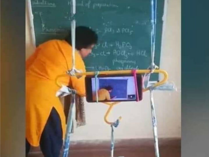 Meet Pune’s teacher Moumita B, who taught students with the help of tripod made of chair, hanger and clothes strips, video is getting viral on the Internet | कुर्सी, हैंगर और कपड़े से बनाए ट्राईपॉड से पढ़ा रहीं पुणे की ये टीचर, इंटरनेट पर लोगों की मिल रहीं खूब सराहना