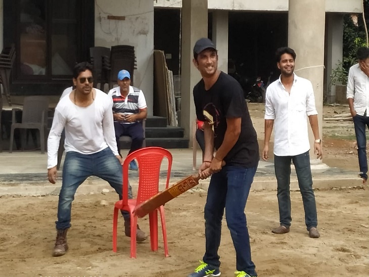 Sushant came in Mundan sanskar in Khagaria, played cricket with friends, had fiercely hit sixes and fours | ननिहाल में कुर्सी काे विकेट बनाकर सुशांत ने लगाए थे चौके-छक्के; नानी की मन्नत पूरी करने के लिए खगड़िया में मुंडन कराने आए थे