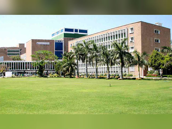 AIIMS: 33,000 candidates give entrance test for admission in various courses, thermal screening done before the entry in exam center | विभिन्न कोर्सेस में एडमिशन के लिए 33,000 कैंडिडेट्स ने दी परीक्षा, एग्जाम सेंटर में एंट्री से पहले हुई थर्मल स्क्रीनिंग