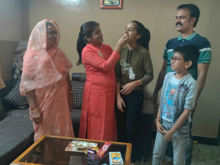Achieved goals without any coaching or tuition, Hanshika Lakhotia and Honey Patel scored more than 95% marks with the support of self study and their parents | बिना किसी कोचिंग या ट्यूशन की मदद से अचीव किया गोल, सेल्फ स्टडी और पैरेंट्स के सपोर्ट से पाएं 95% से ज्यादा अंक