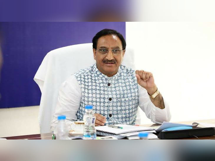30% reduction in CBSE course, chapters related to nationalism, secularism and citizenship removed, HRD Minister explains about the exclusion of the topics | सिलेबस से हटाएं विषय पर केंद्रीय शिक्षा मंत्री ने दी सफाई, बोले- शिक्षा से राजनीति दूर रखें और राजनीति को शिक्षित बनाएं