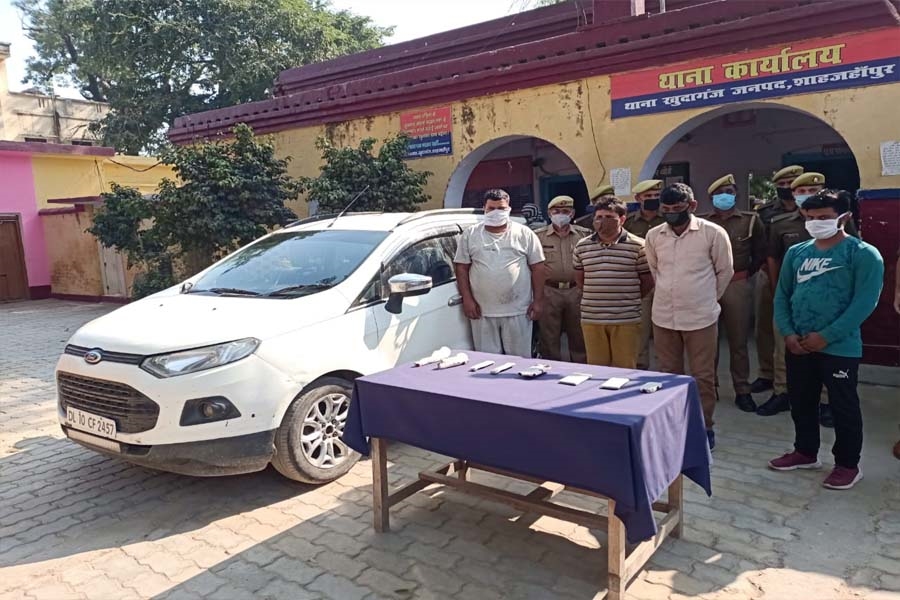 एटीएम कार्ड बदलकर खातों से रुपये निकालने वाले गिरोह के चार लोग गिरफ्तार, एक कार, अवैध असलहा व सामान बरामद