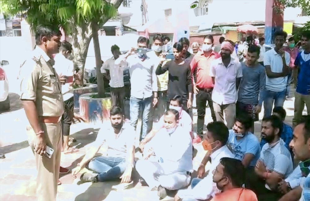 हिंदू संगठन के नेता पर हमले का विरोध, कार्यकर्ताओं का मवाना थाने में धरना-हंगामा