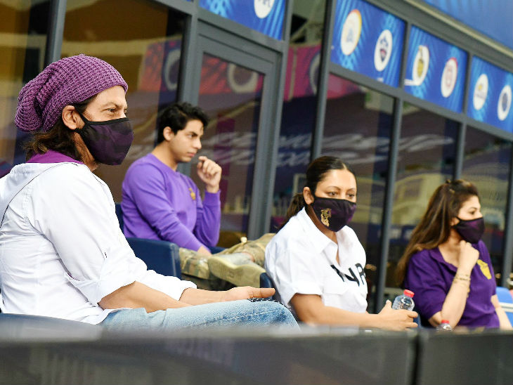 Shahrukh Khan Family IPL 2020 UAE KKR vs RR Photos Gallery Robin Uthappa Saliva use on Ball in IPL News Updates | शाहरुख खान परिवार के साथ दुबई में मैच देखने पहुंचे, उथप्पा ने बॉल पर लार लगाकर लीग में पहली बार कोरोना नियम तोड़ा