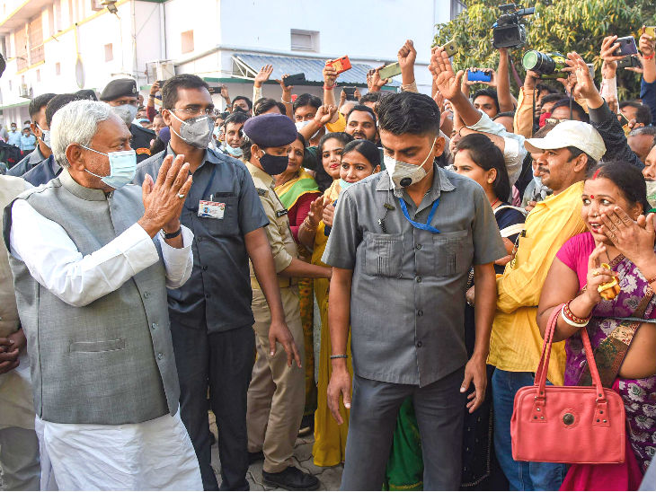 NDA meeting in Patna : Nitish kumar claims for new government formation Devendra Fadanvees, Bhupendra Yadav, Shushil Modi, Rajnath Singh arriving | NDA की बैठक में नीतीश को विधायक दल का नेता चुना गया, CM के नाम पर भी लग सकती है मुहर