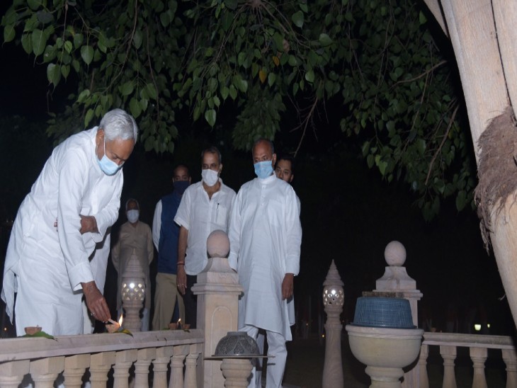 Chief Minister Nitish Kumar lit lamps at his official residence, wishing Diwali wishes to the people of the state. | मुख्यमंत्री नीतीश कुमार ने अपने सरकारी आवास पर दीप जलाए, राज्यवासियों को दीं दीपावली की शुभकामनाएं