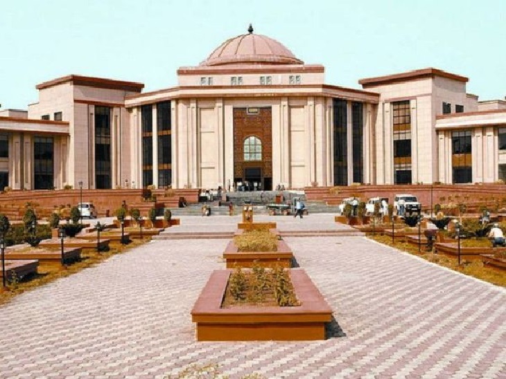The next hearing of the case in the Chhattisgarh High Court will not be conducted till June 7, the examination will be declared by the Ayush University, the offline examination program was announced. | छत्तीसगढ़ हाईकोर्ट में मामले की अगली सुनवाई 7 जून को, तब तक नहीं होगी परीक्षा; आयुष यूनिवर्सिटी ने ऑफलाइन परीक्षा प्रोग्राम कर दिया था घोषित